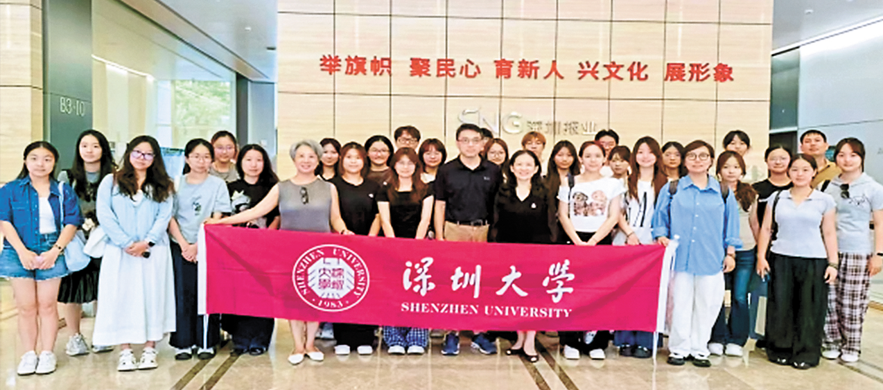 Des étudiants de première année de SZU découvrent le journalisme moderne
